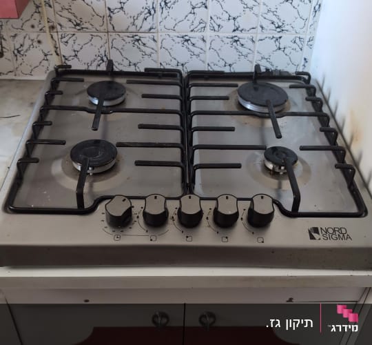 כיריים גז עם ארבעה מבערים וכפתורי שליטה